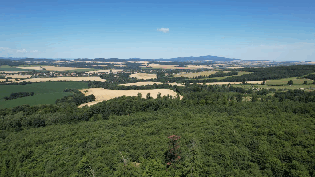 widok z góry na wieżę i Ostrą Górę