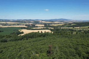 widok z góry na wieżę i Ostrą Górę