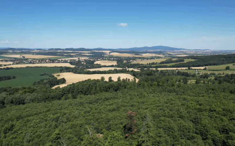 widok z góry na wieżę i Ostrą Górę