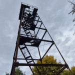 widok na wieżę od dołu