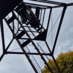 widok na wieżę od dołu, spod wieży