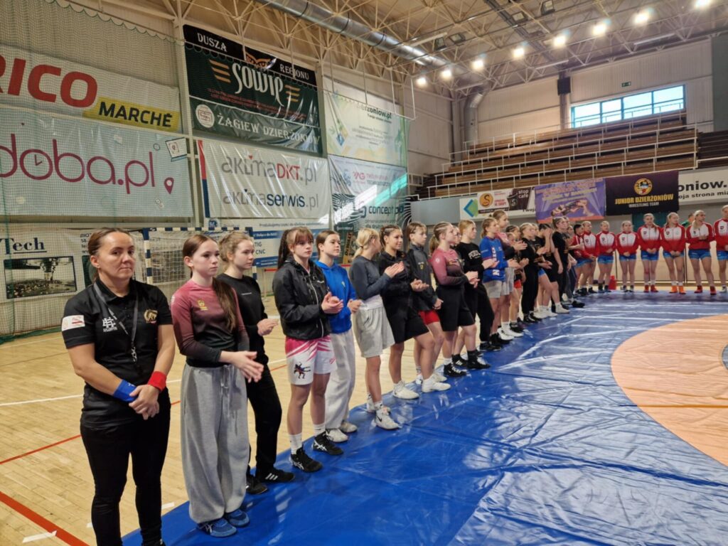 zawodniczki stoją w szeregu na macie