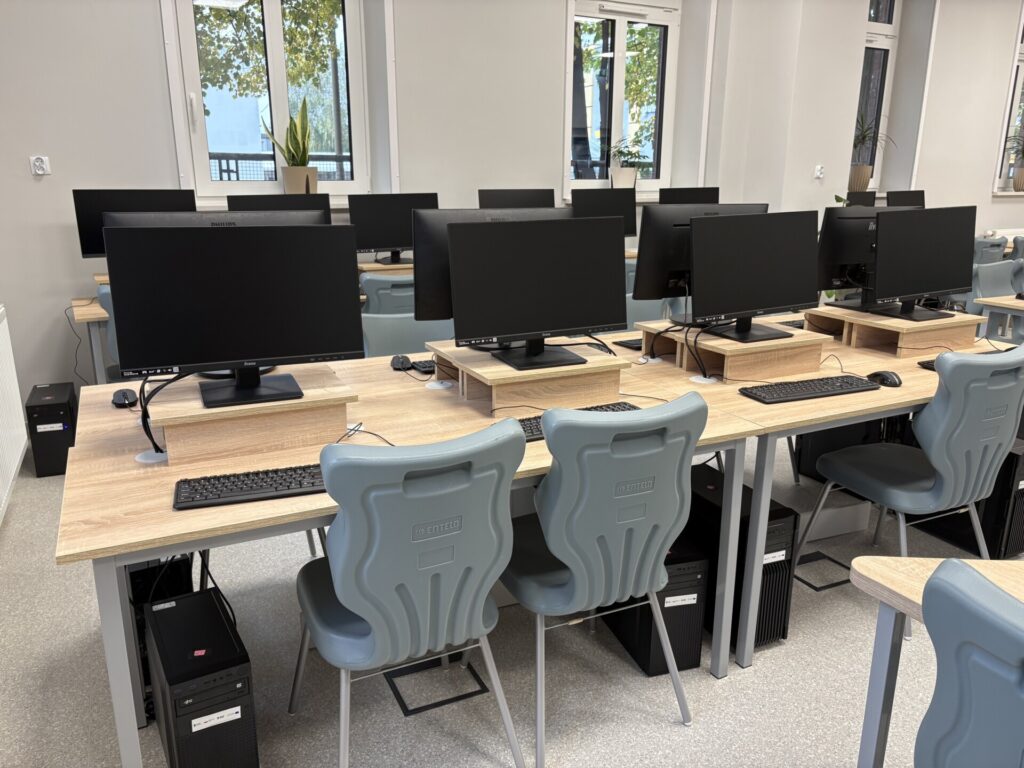 sprzęt komputerowy w pracowni