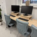 sprzęt komputerowy i biurka w pracowni informatycznej