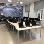 sprzęt komputerowy w pracowni informatycznej, laptopy na stole