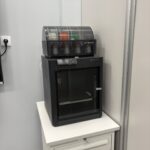 sprzęt komputerowy w pracowni informatycznej, specjalna drukarka