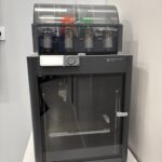 sprzęt komputerowy w pracowni informatycznej, specjalna drukarka