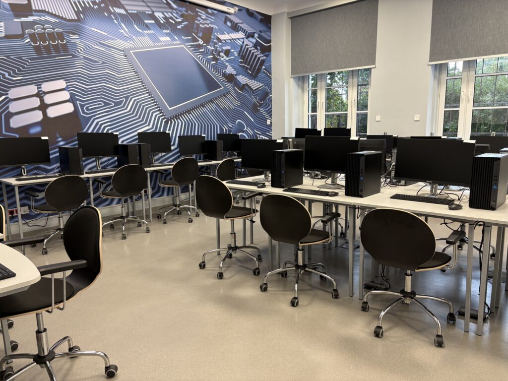 pracownia informatyczna, stoliki, a na nich komputery