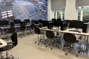 pracownia informatyczna, stoliki, a na nich komputery