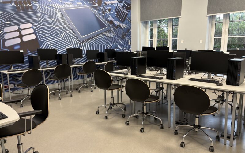 pracownia informatyczna, stoliki, a na nich komputery