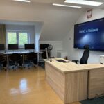 sprzęt komputerowy i biurka w pracowni informatycznej