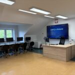 sprzęt komputerowy i biurka w pracowni informatycznej