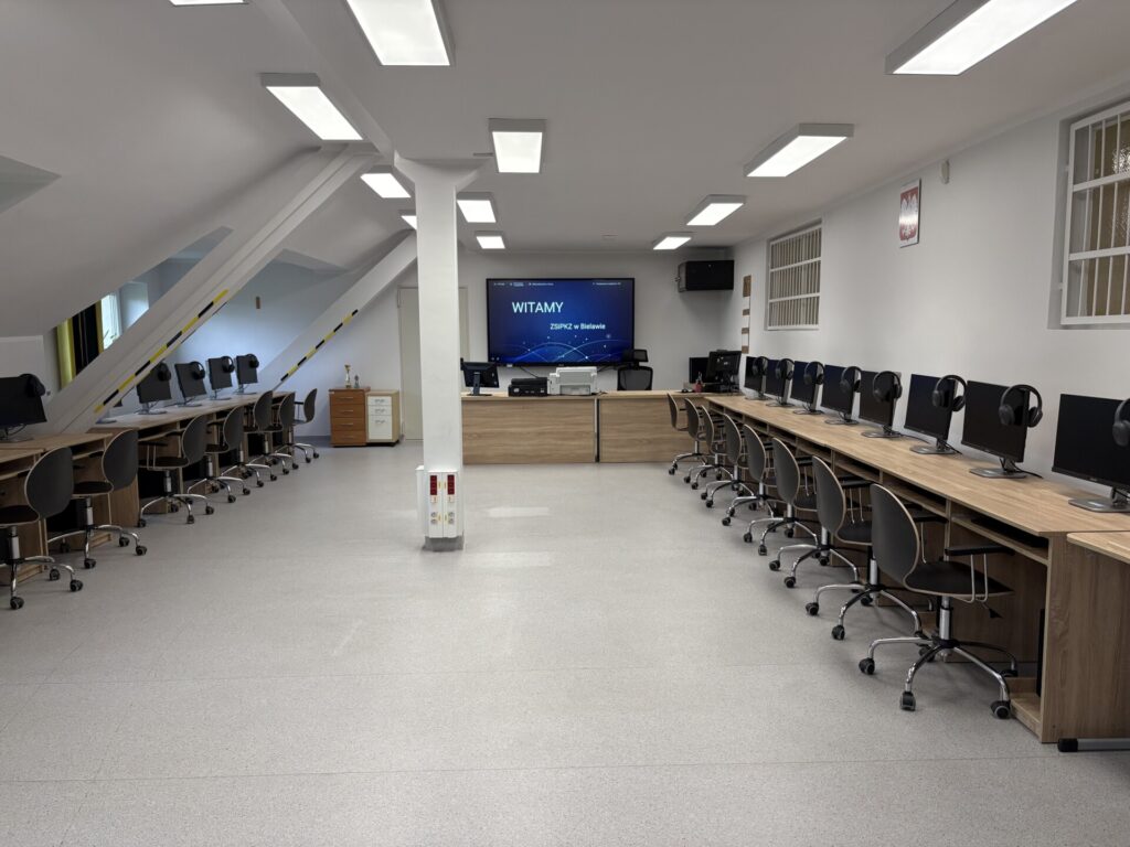 pracownia informatyczna, po bokach stoły z komputerami