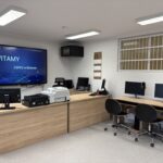 sprzęt komputerowy i biurka w pracowni informatycznej