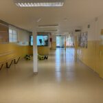 korytarz wyremontowany, na ścianie ekran