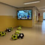 korytarz wyremontowany, na ścianie ekran