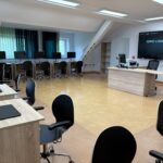 sprzęt komputerowy i biurka w pracowni informatycznej