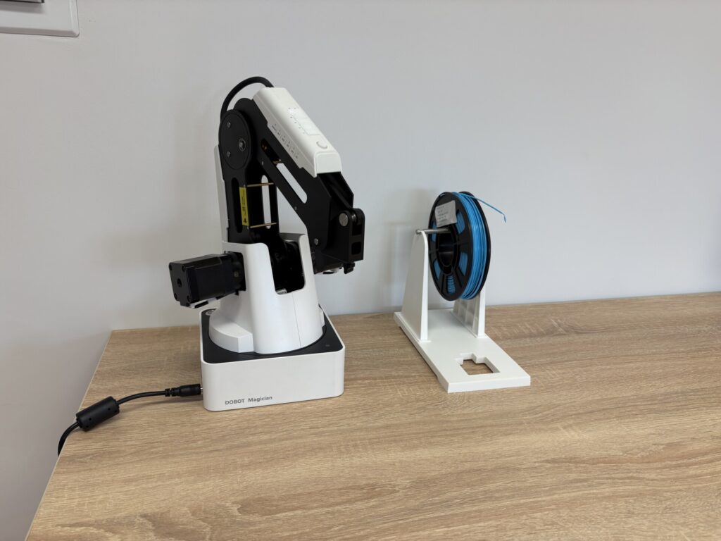 urządzenia w sali informatycznej dla uczniów