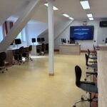 sprzęt komputerowy i biurka w pracowni informatycznej