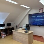 sprzęt komputerowy i biurka w pracowni informatycznej