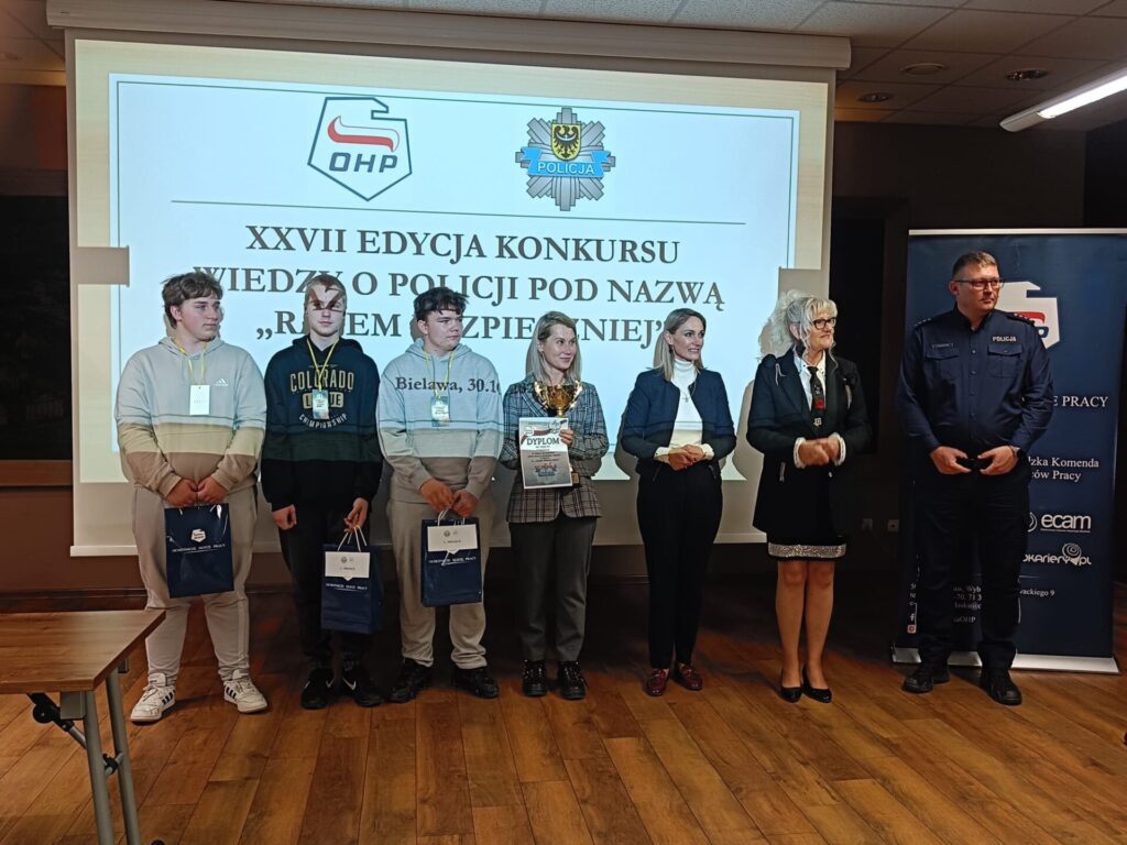 zwycięzcy na wspólnym, zdjęciu z sekretarz