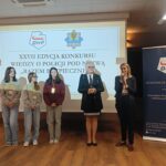 wspólne zdjęcie nagrodzonych z sekretarz i komendant hufca