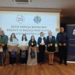 wspólne zdjęcie nagrodzonych z sekretarz, policją i komendant hufca