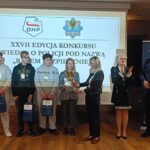 sekretarz wręcza puchar dla zwycięskiej drużyny