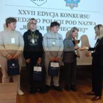 sekretarz wręcza puchar dla zwycięskiej drużyny