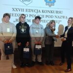 sekretarz wręcza puchar i gratuluje zwycięzcom