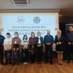 wspólne zdjęcie nagrodzonych z sekretarz, policją i komendant hufca