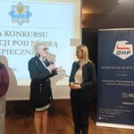 sekretarz i komendant hufca stoją razem