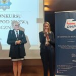 sekretarz przemawia, a obok stoi pani komendant hufca