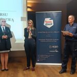 sekretarz, obok komendant hufca oraz policjant