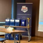 prezenty i puchar na stole