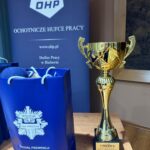 puchar i obok torba prezentowa