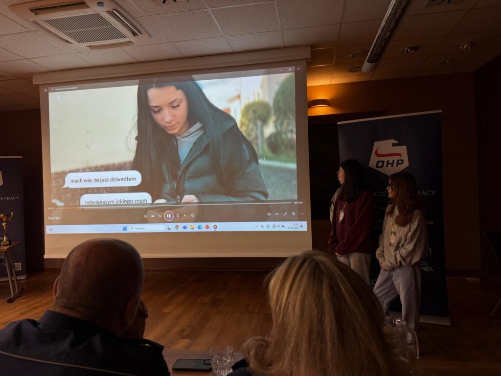 widok na ekran z filmem odnośnie hejtu
