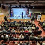 widok na salę z góry podczas spotkania