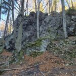 skała, a na niej tabliczki, widok z oddali