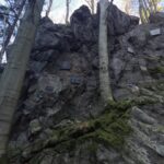 skała, a na niej tabliczki