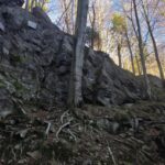 skała, a na niej tabliczki