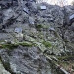 widok od dołu na skałę i tabliczki