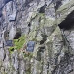 widok skały z bliska, na niej tabliczki