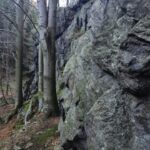 widok z bliska od prawej strony na skałę