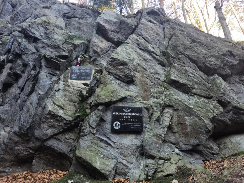 dwie czarne tablice na skale