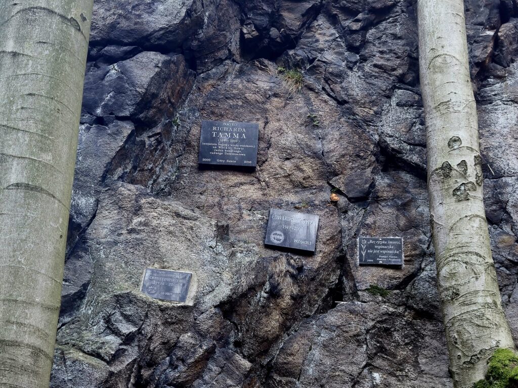 tablice z bliska na skale