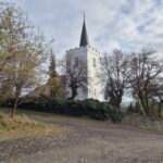 widok na biały kościół w Kiełczynie