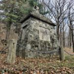 widok na pomnik od boku, w tle drzewa