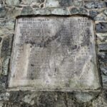 lista nazwisk na kamiennej płycie pomnika