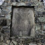 lista nazwisk na kamiennej płycie pomnika